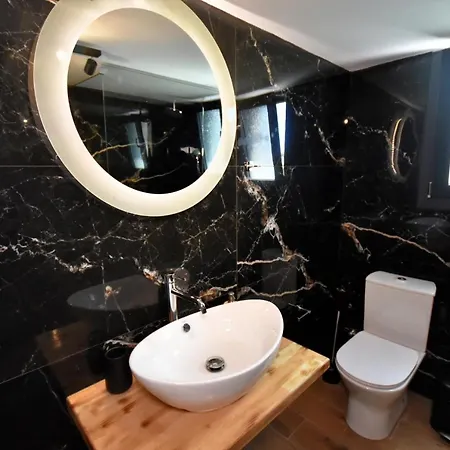 Artemis Apartment *